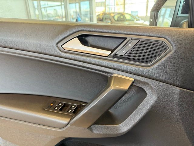 Volkswagen Tiguan Vehicle Full-screen Gallery Image 19