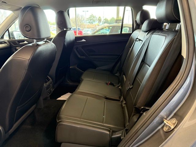 Volkswagen Tiguan Vehicle Full-screen Gallery Image 21