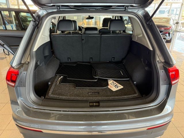 Volkswagen Tiguan Vehicle Full-screen Gallery Image 22