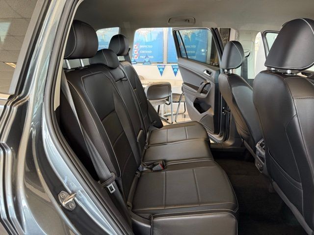 Volkswagen Tiguan Vehicle Full-screen Gallery Image 23