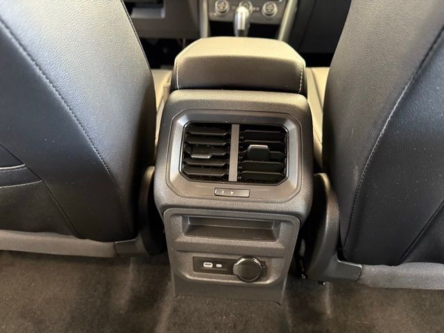 Volkswagen Tiguan Vehicle Full-screen Gallery Image 24