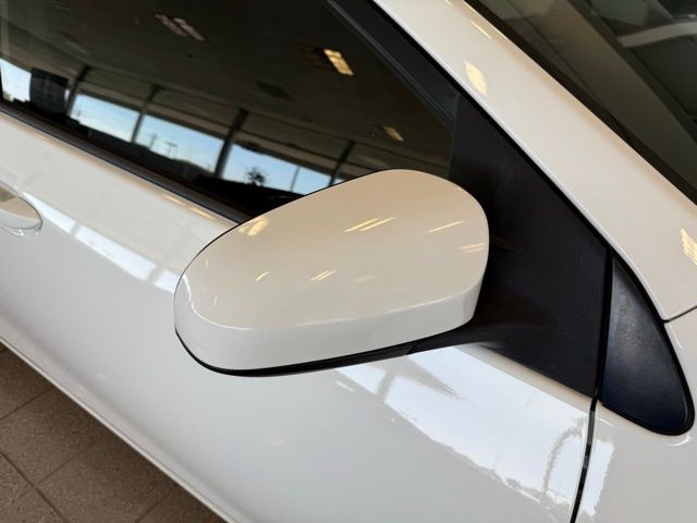 Toyota Corolla Vehicle Full-screen Gallery Image 11