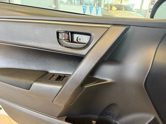 Toyota Corolla Vehicle Full-screen Gallery Image 15