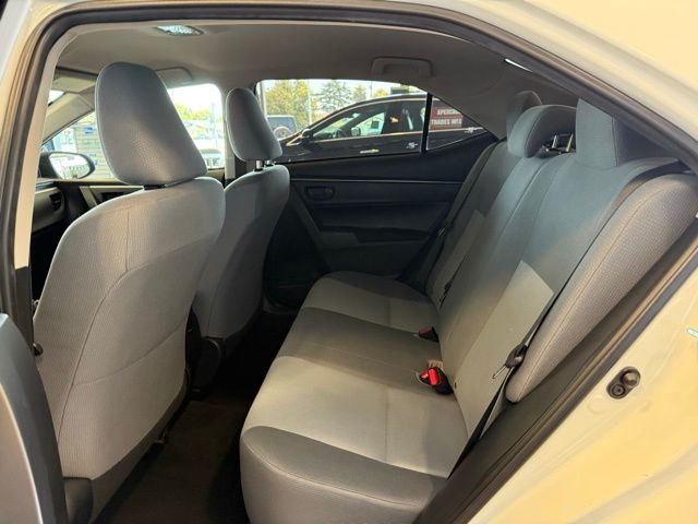 Toyota Corolla Vehicle Full-screen Gallery Image 16