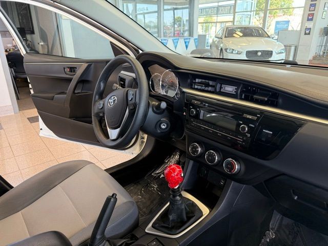 Toyota Corolla Vehicle Full-screen Gallery Image 19