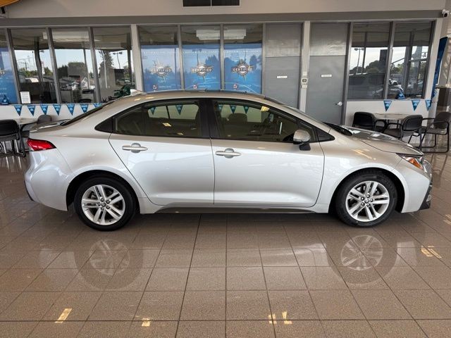 Toyota Corolla Vehicle Full-screen Gallery Image 02