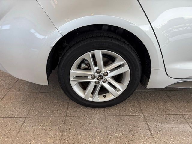 Toyota Corolla Vehicle Full-screen Gallery Image 11