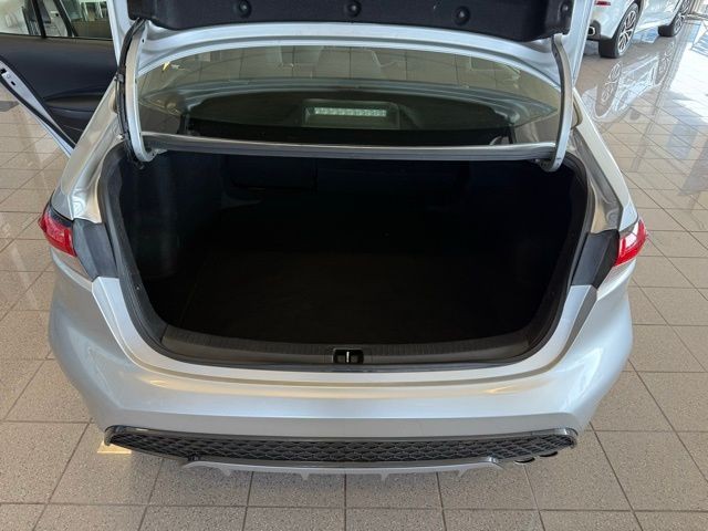 Toyota Corolla Vehicle Full-screen Gallery Image 22