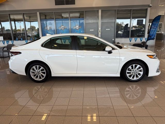 Toyota Camry Vehicle Full-screen Gallery Image 02