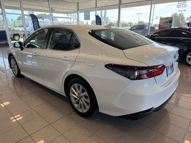 Toyota Camry Vehicle Full-screen Gallery Image 05