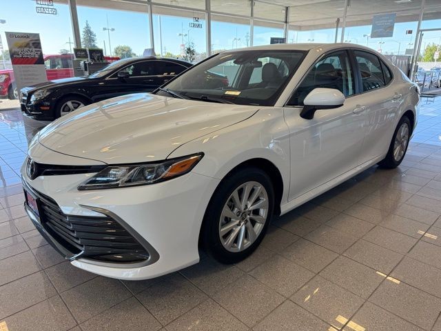 Toyota Camry Vehicle Full-screen Gallery Image 06