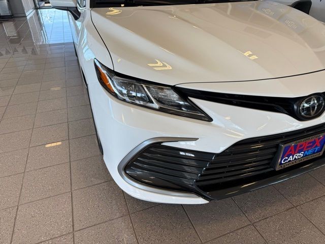 Toyota Camry Vehicle Full-screen Gallery Image 08