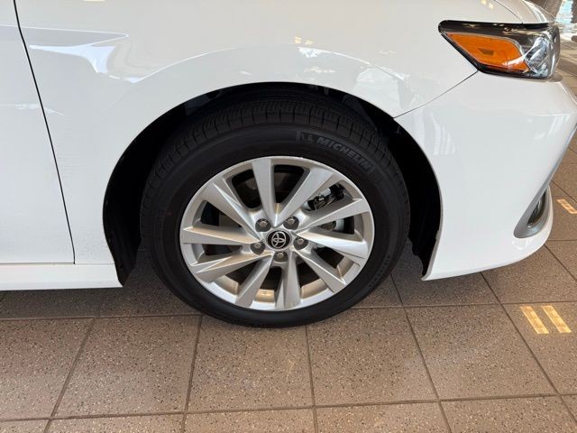 Toyota Camry Vehicle Full-screen Gallery Image 10