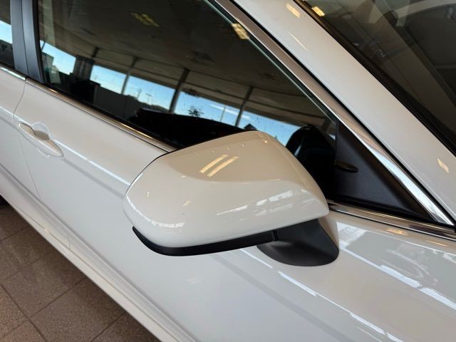 Toyota Camry Vehicle Full-screen Gallery Image 11