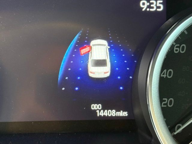 Toyota Camry Vehicle Full-screen Gallery Image 12