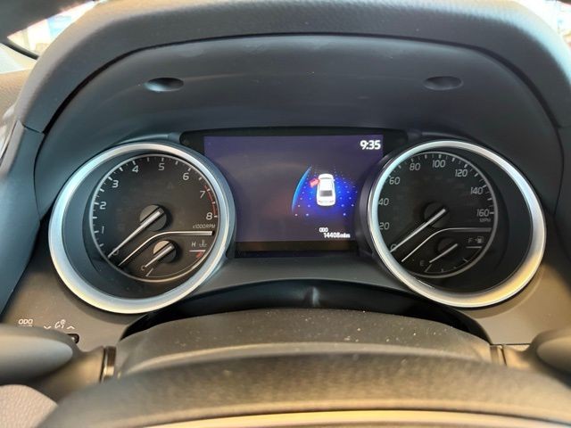 Toyota Camry Vehicle Full-screen Gallery Image 13