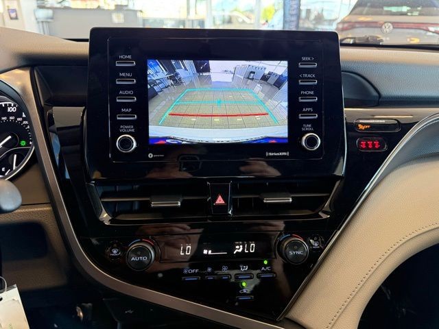 Toyota Camry Vehicle Full-screen Gallery Image 15