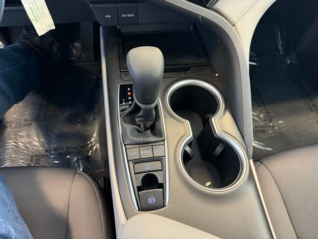 Toyota Camry Vehicle Full-screen Gallery Image 16