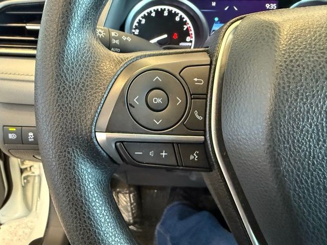 Toyota Camry Vehicle Full-screen Gallery Image 18