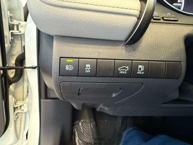 Toyota Camry Vehicle Full-screen Gallery Image 19