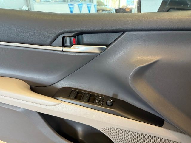 Toyota Camry Vehicle Full-screen Gallery Image 20