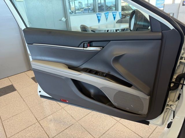 Toyota Camry Vehicle Full-screen Gallery Image 21