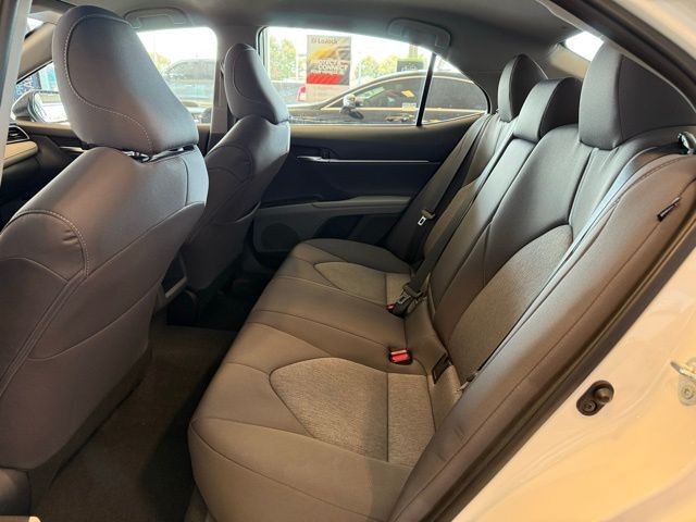 Toyota Camry Vehicle Full-screen Gallery Image 22