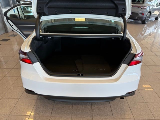 Toyota Camry Vehicle Full-screen Gallery Image 23