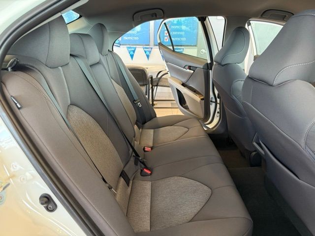 Toyota Camry Vehicle Full-screen Gallery Image 24