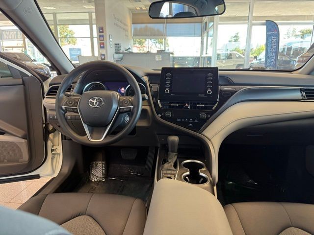 Toyota Camry Vehicle Full-screen Gallery Image 25