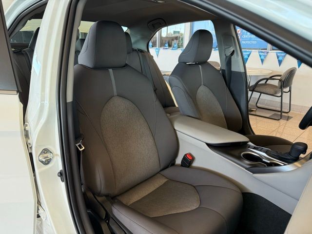 Toyota Camry Vehicle Full-screen Gallery Image 26