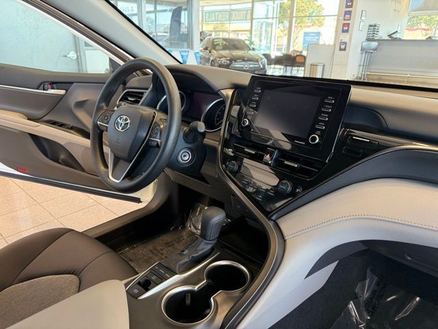 Toyota Camry Vehicle Full-screen Gallery Image 27