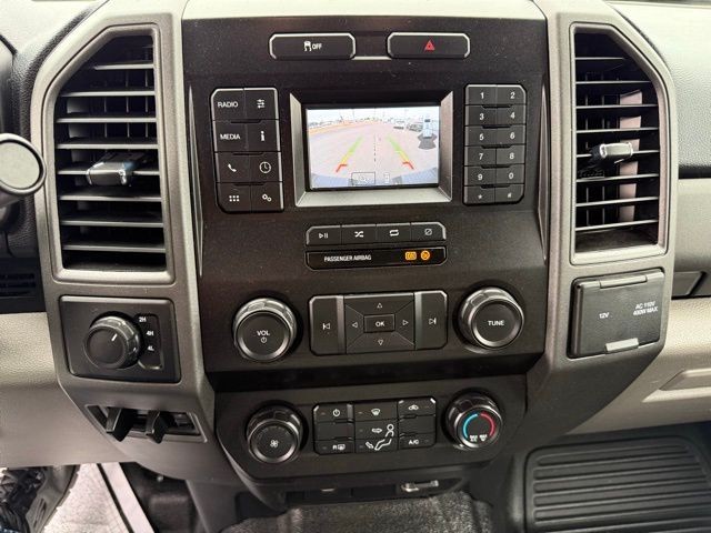 Ford Super Duty F-250 SRW Vehicle Full-screen Gallery Image 18