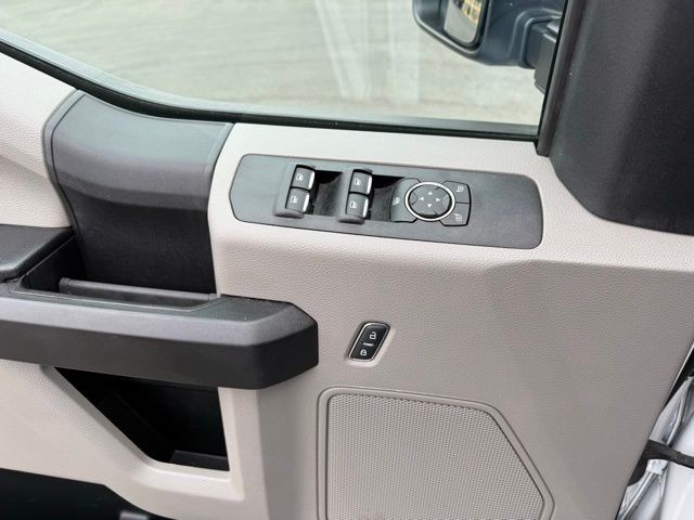 Ford Super Duty F-250 SRW Vehicle Full-screen Gallery Image 21