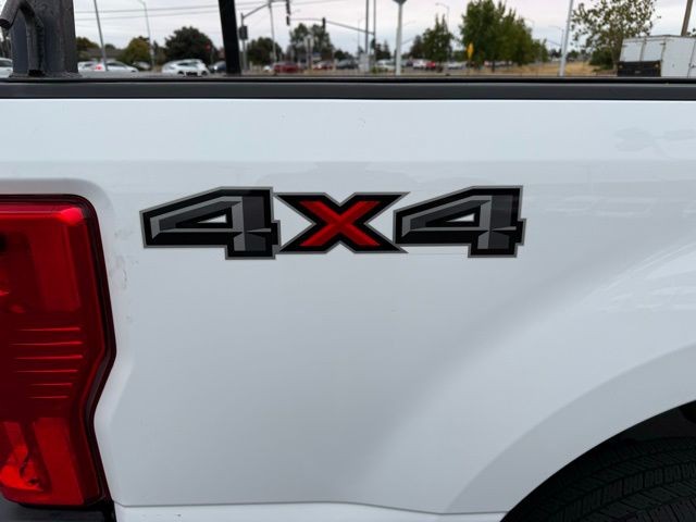 Ford Super Duty F-250 SRW Vehicle Full-screen Gallery Image 24