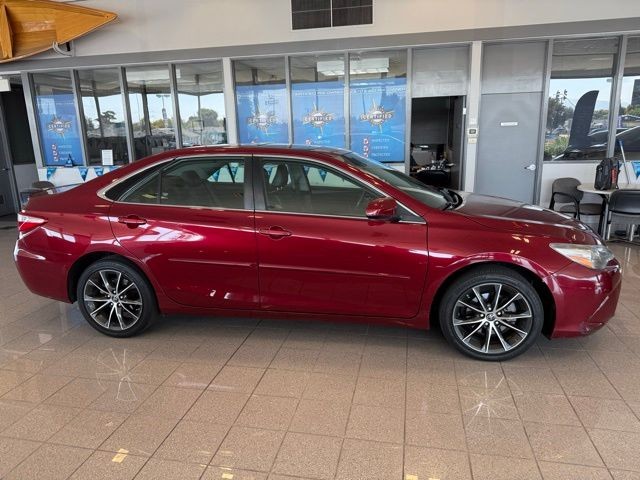 Toyota Camry Vehicle Full-screen Gallery Image 02