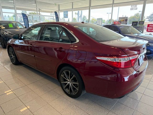 Toyota Camry Vehicle Full-screen Gallery Image 05