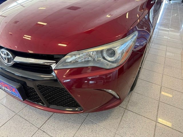 Toyota Camry Vehicle Full-screen Gallery Image 08