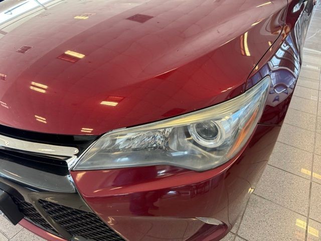 Toyota Camry Vehicle Full-screen Gallery Image 09