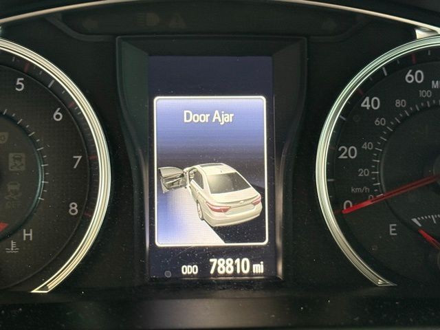 Toyota Camry Vehicle Full-screen Gallery Image 10