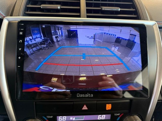 Toyota Camry Vehicle Full-screen Gallery Image 12