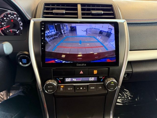 Toyota Camry Vehicle Full-screen Gallery Image 13