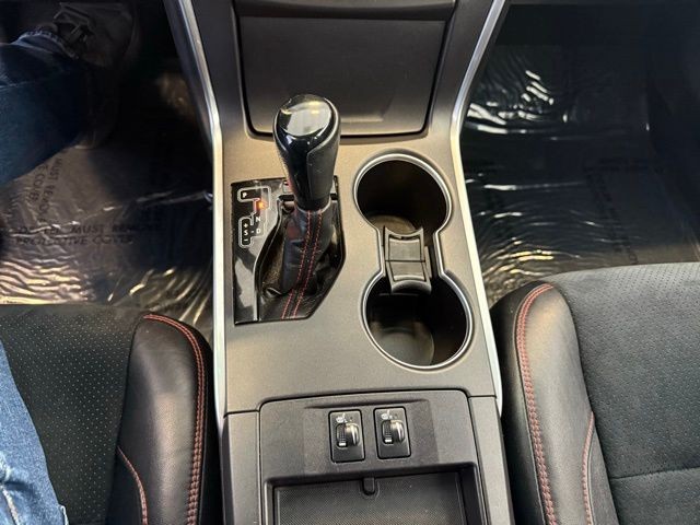 Toyota Camry Vehicle Full-screen Gallery Image 14