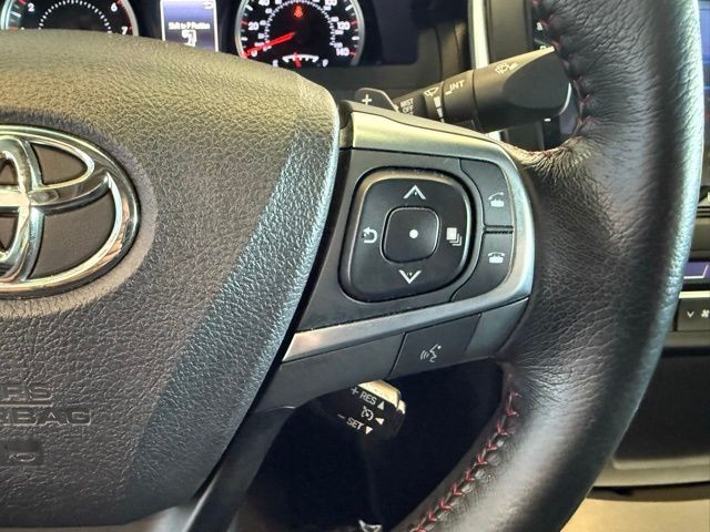 Toyota Camry Vehicle Full-screen Gallery Image 15