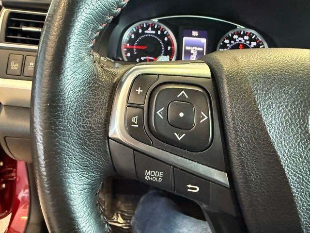 Toyota Camry Vehicle Full-screen Gallery Image 16