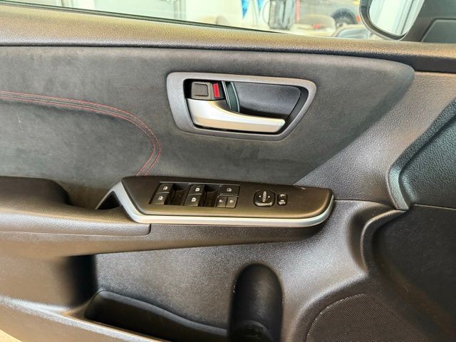 Toyota Camry Vehicle Full-screen Gallery Image 18