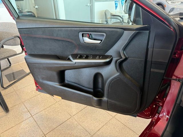 Toyota Camry Vehicle Full-screen Gallery Image 19