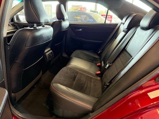 Toyota Camry Vehicle Full-screen Gallery Image 20