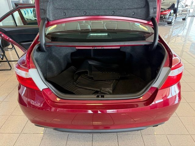 Toyota Camry Vehicle Full-screen Gallery Image 21