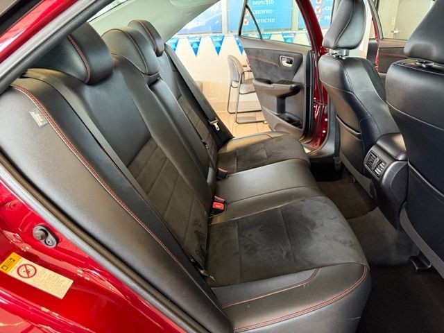 Toyota Camry Vehicle Full-screen Gallery Image 22